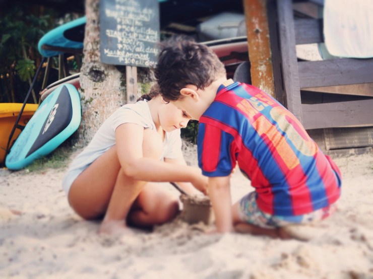 Sandburg bauen_Palawan_Kinder
